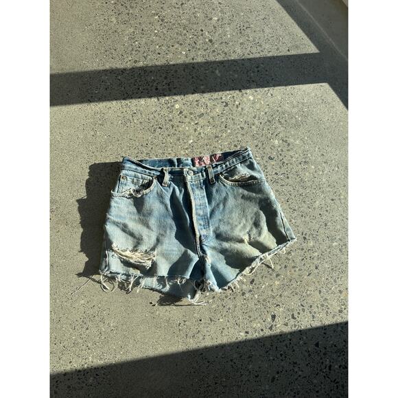 Levi’s Women's 29W Shorts Blue Cutoff Denim Shorts Distressed Light Wash Vintage - Picture 1 of 3